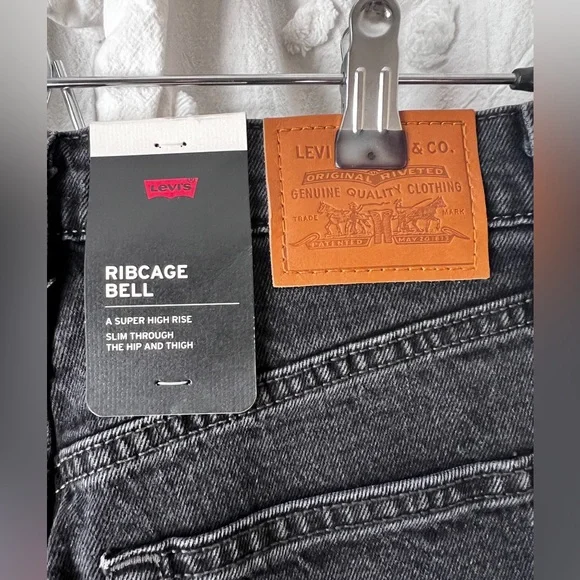 New Levi’s ribcage bell jeans - Picture 7 of 7